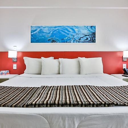 Ramada Hotel & Suites Campos Pelinca Кампус-дус-Гойтаказис Экстерьер фото