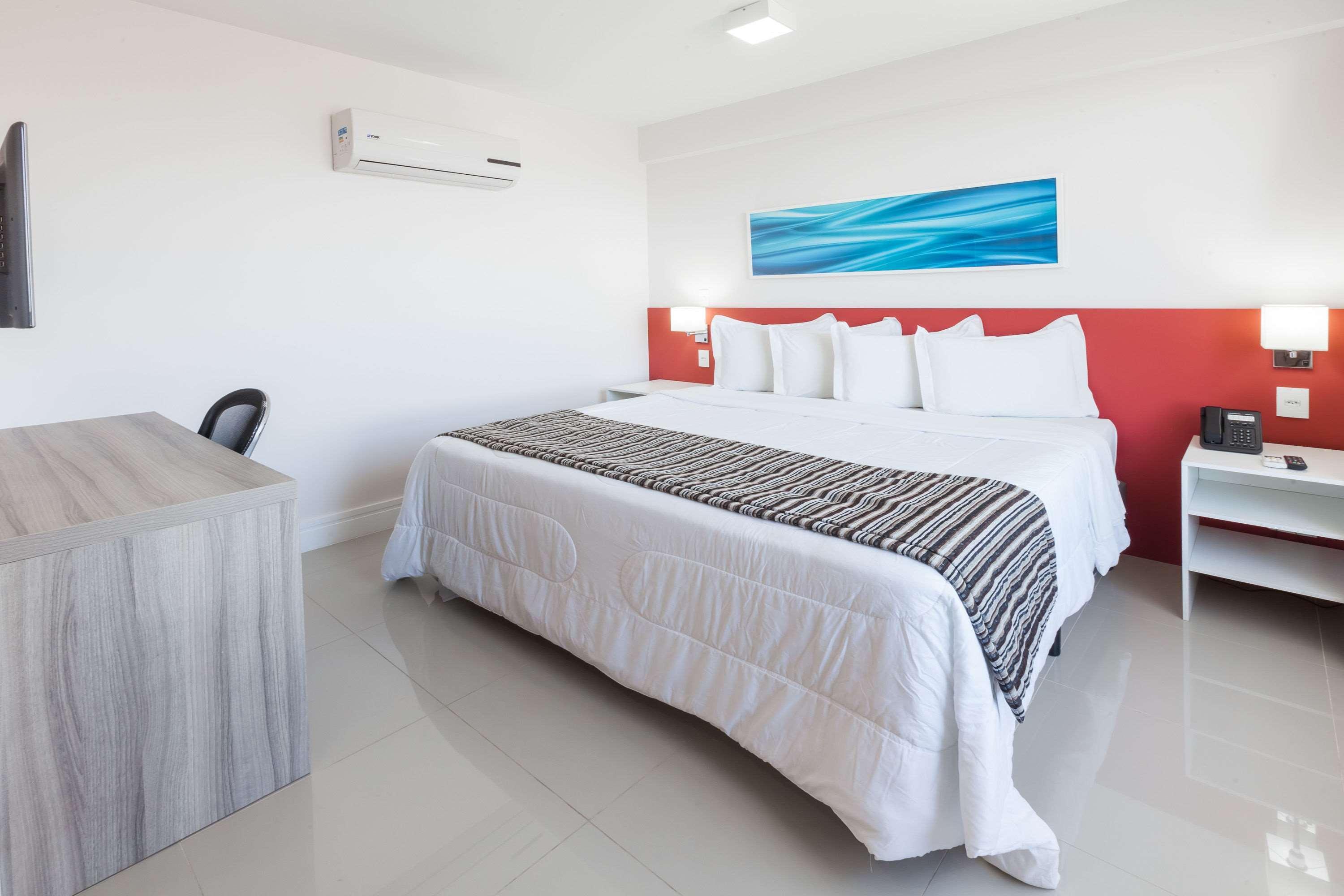 Ramada Hotel & Suites Campos Pelinca Кампус-дус-Гойтаказис Экстерьер фото