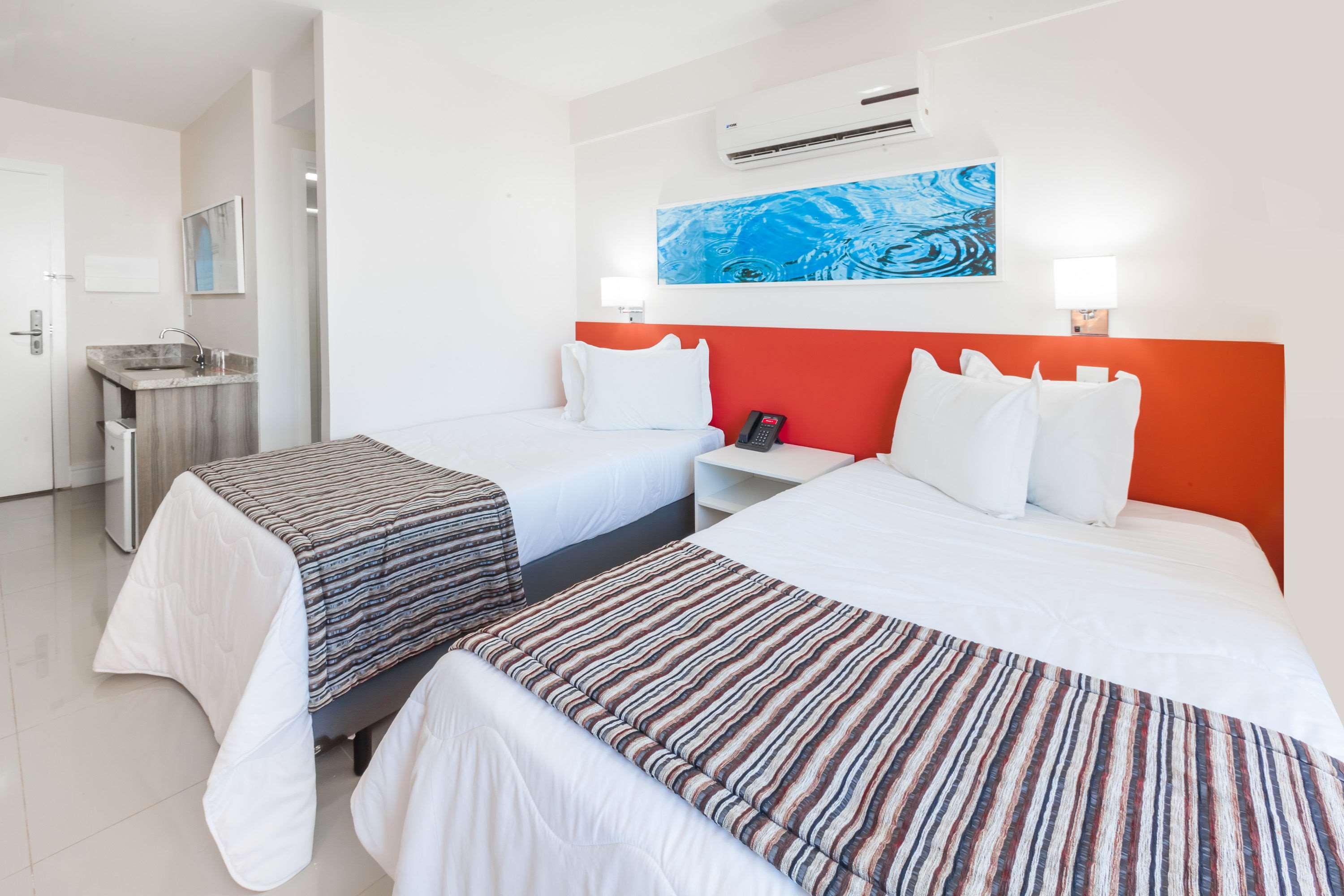 Ramada Hotel & Suites Campos Pelinca Кампус-дус-Гойтаказис Экстерьер фото