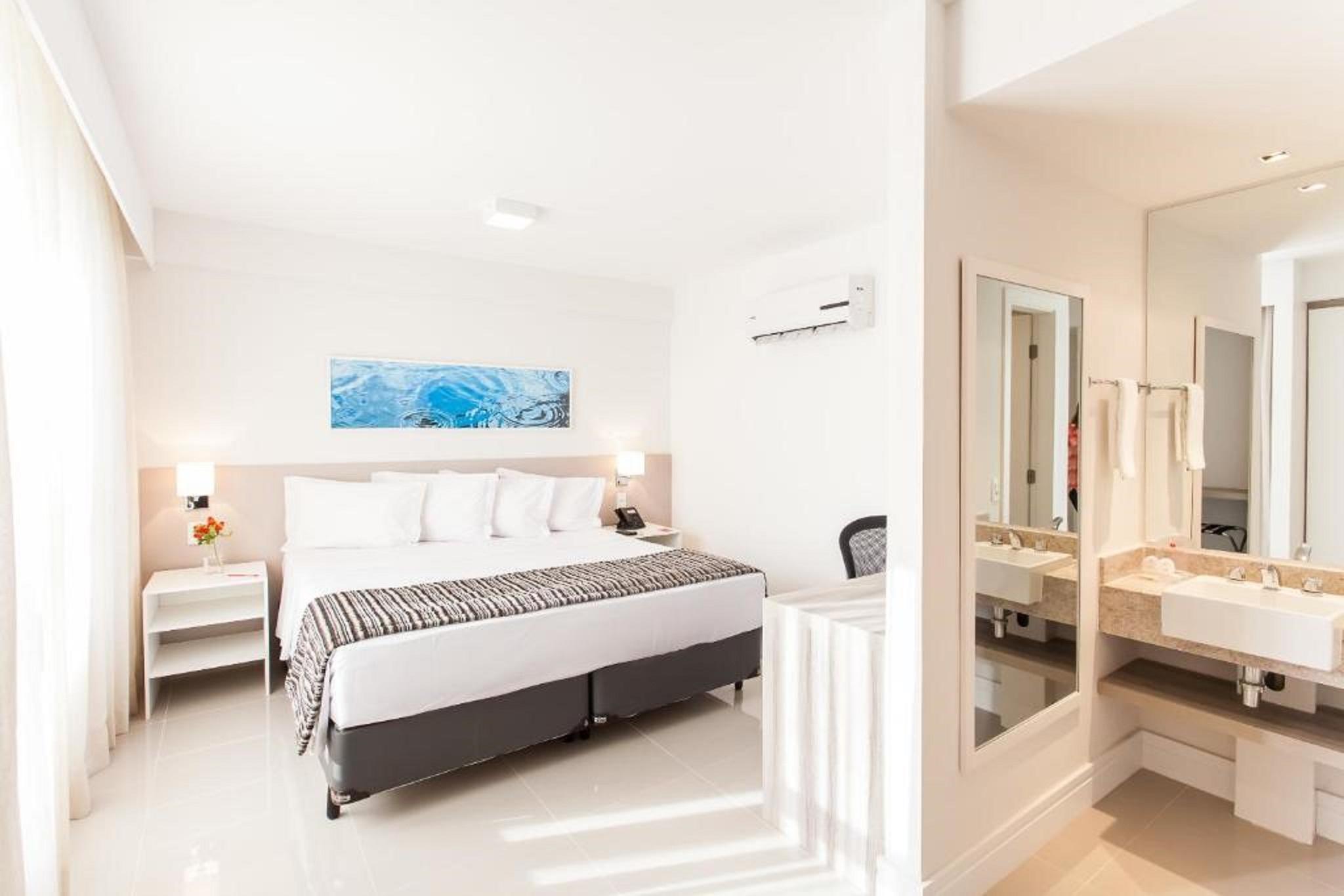 Ramada Hotel & Suites Campos Pelinca Кампус-дус-Гойтаказис Экстерьер фото