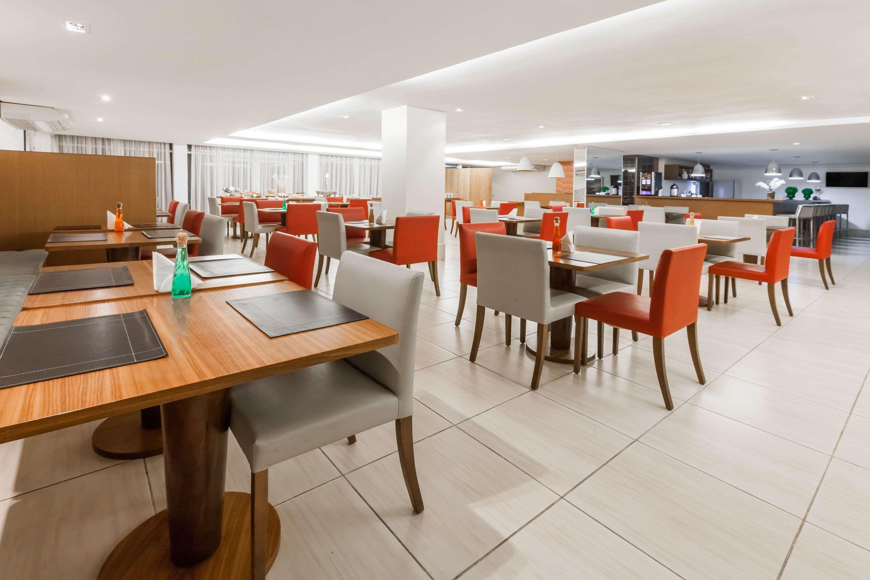 Ramada Hotel & Suites Campos Pelinca Кампус-дус-Гойтаказис Экстерьер фото