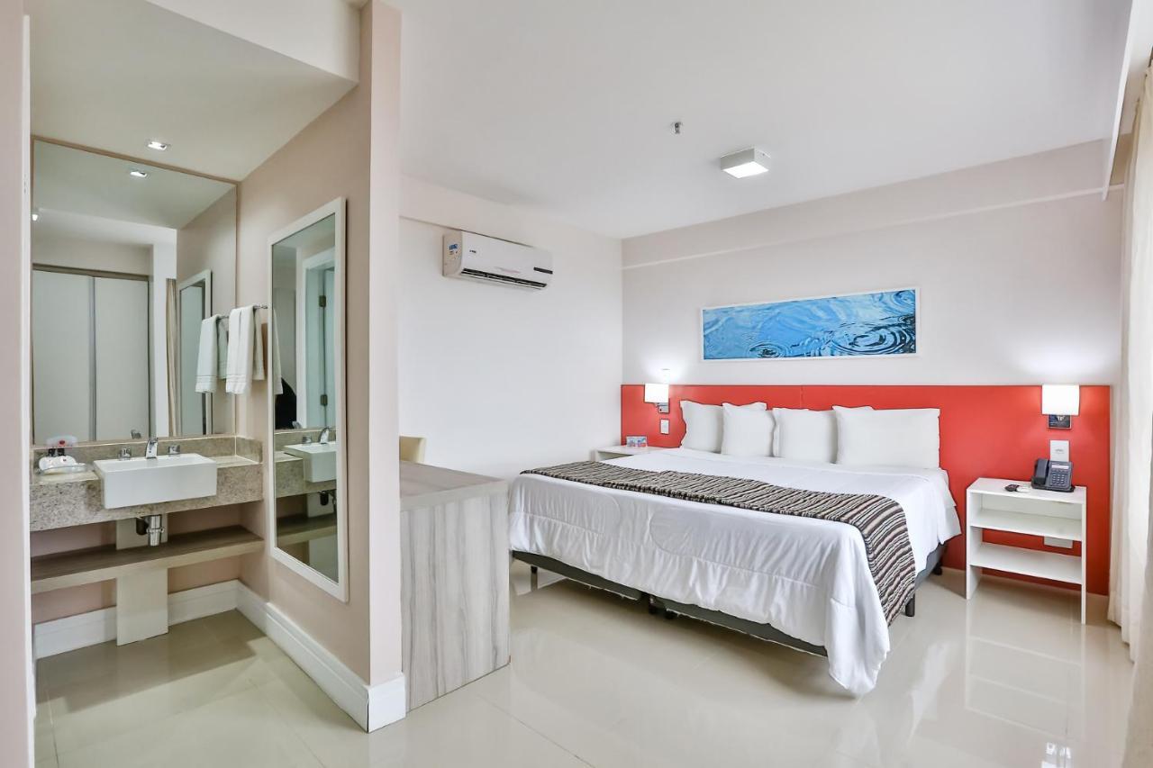 Ramada Hotel & Suites Campos Pelinca Кампус-дус-Гойтаказис Экстерьер фото
