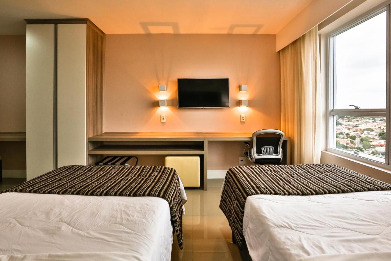Ramada Hotel & Suites Campos Pelinca Кампус-дус-Гойтаказис Экстерьер фото