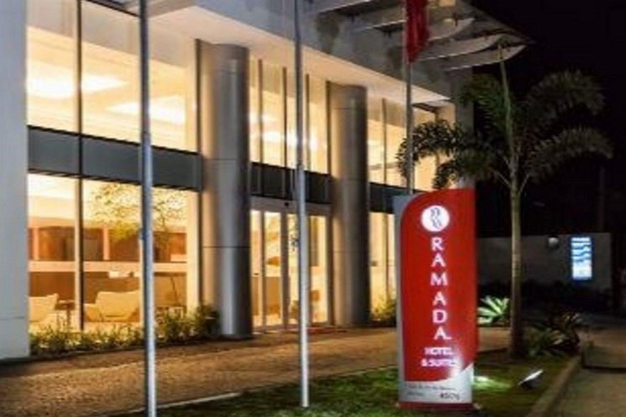 Ramada Hotel & Suites Campos Pelinca Кампус-дус-Гойтаказис Экстерьер фото