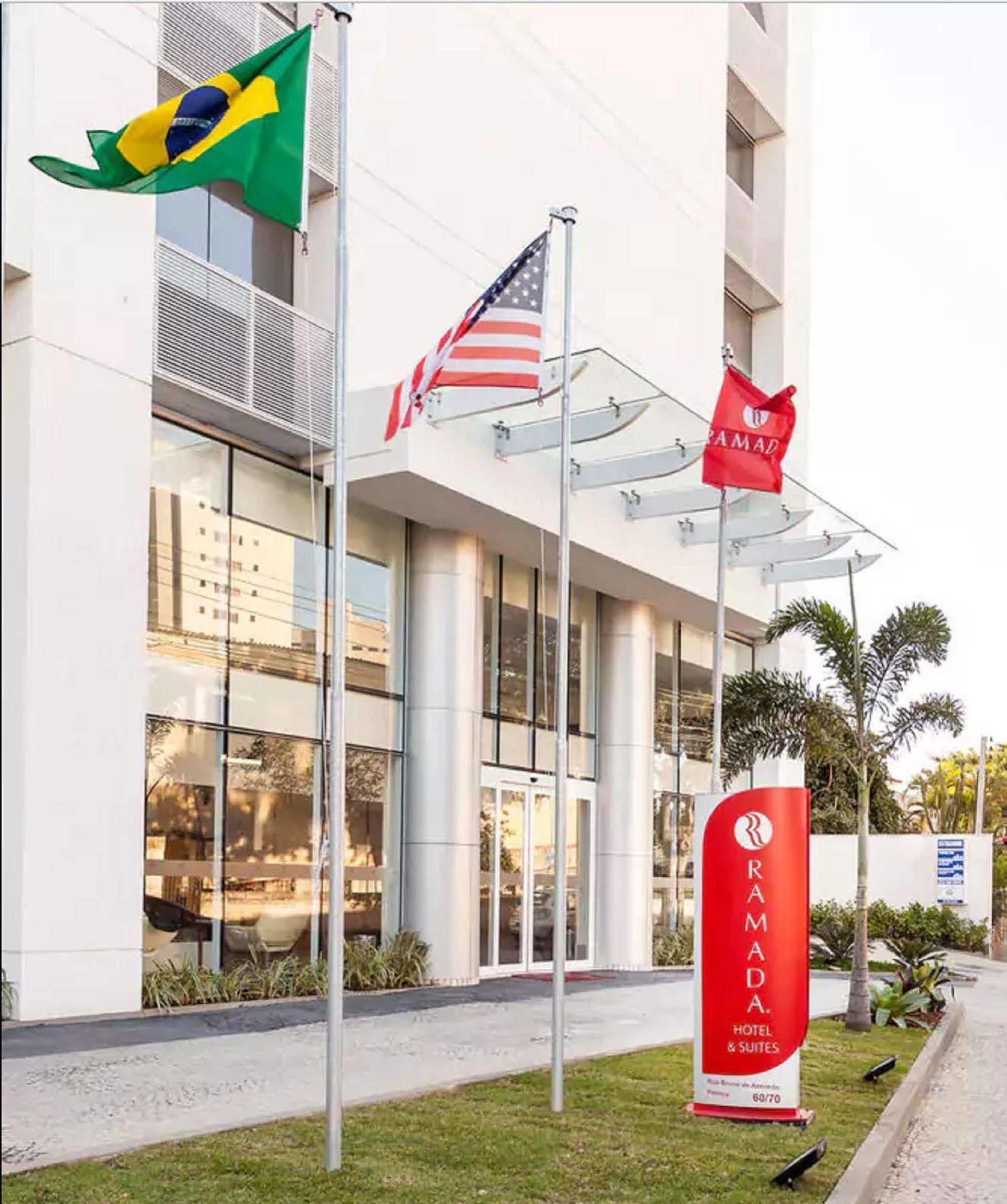 Ramada Hotel & Suites Campos Pelinca Кампус-дус-Гойтаказис Экстерьер фото