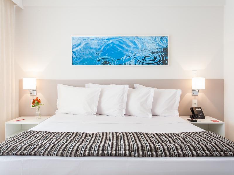 Ramada Hotel & Suites Campos Pelinca Кампус-дус-Гойтаказис Экстерьер фото